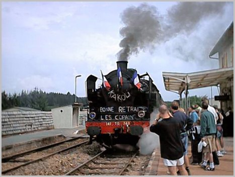 http://www.lepaysdebugeat.com/adb/photos-du-bourg/adb-jdg-2002-loco.jpg